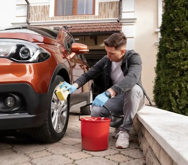 Lavage auto à domicile Ballaison : professionnel intervenant sur un véhicule